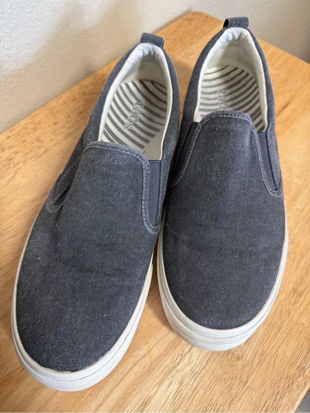 Taos EUC Women’s gray canvas slip on low top comfort sneakers size 10